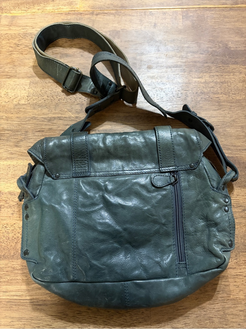 Classic Olive Green Leather Messenger Bag for Men - Picture 2 of 7